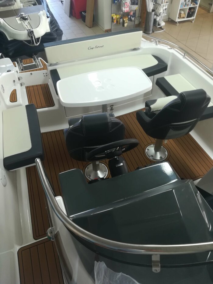 B2 MARINE 702 SUN DECK Day Cruiser