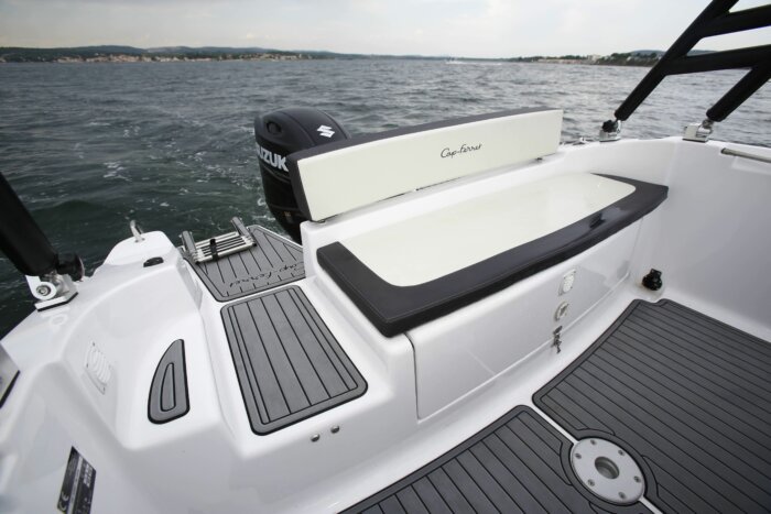 B2 MARINE 702 SUN DECK Day Cruiser – Image 3