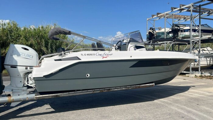 B2 MARINE CAP FERRET 702 SUN DECK Day Cruiser