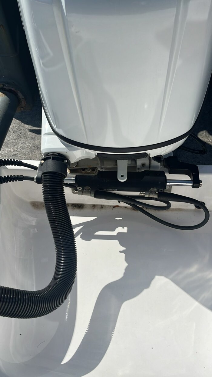 B2 MARINE CAP FERRET 702 SUN DECK Day Cruiser – Image 4