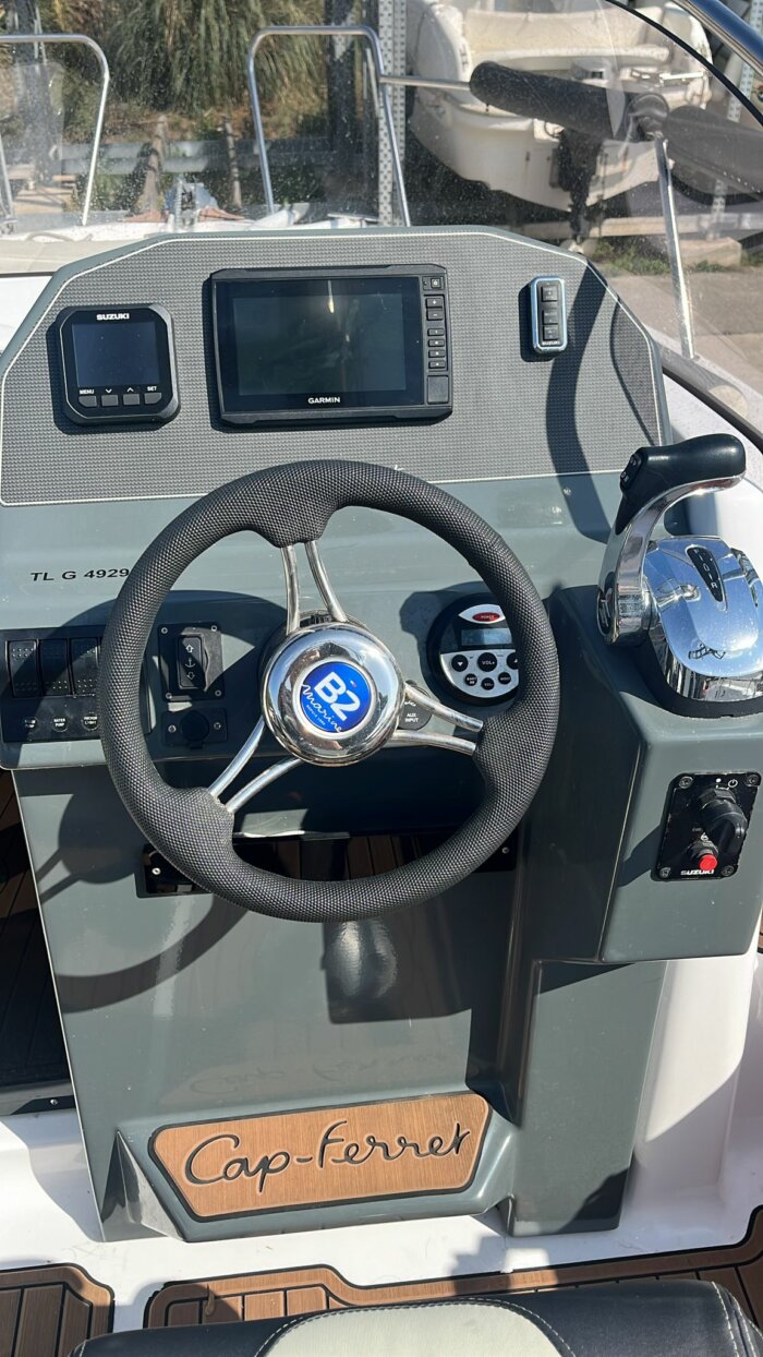 B2 MARINE CAP FERRET 702 SUN DECK Day Cruiser – Image 9