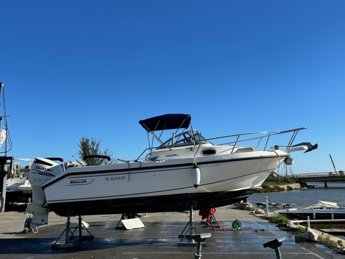 BOSTON WHALER 23 CONQUEST Cabin Cruiser