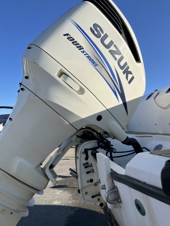 BOSTON WHALER 23 CONQUEST Cabin Cruiser – Image 11
