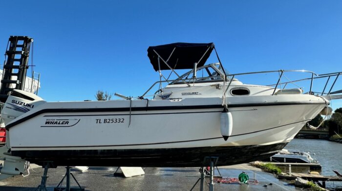 BOSTON WHALER 23 CONQUEST Cabin Cruiser – Image 2