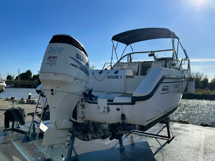 BOSTON WHALER 23 CONQUEST Cabin Cruiser – Image 3
