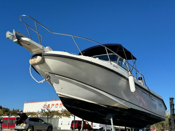 BOSTON WHALER 23 CONQUEST Cabin Cruiser – Image 4