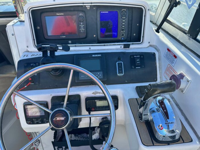 BOSTON WHALER 23 CONQUEST Cabin Cruiser – Image 5