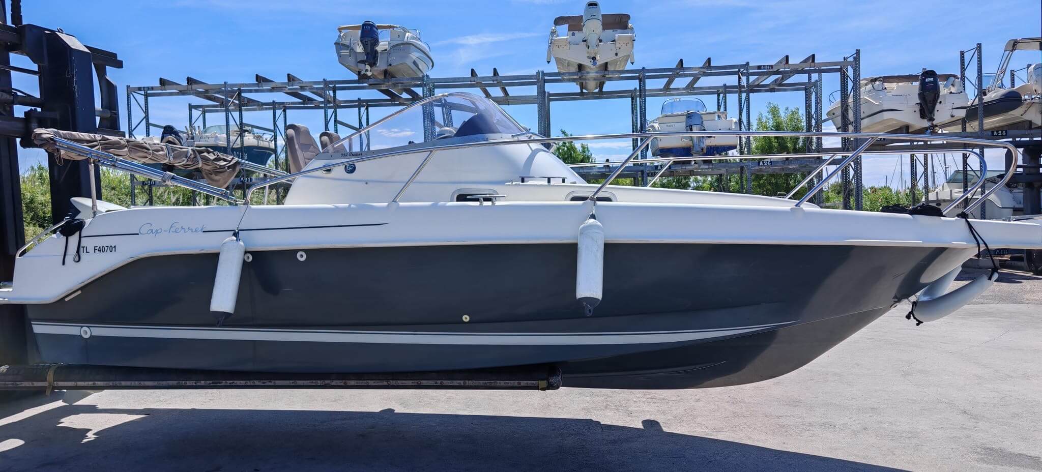 B2 MARINE CAP FERRET 752 DAY CRUISER Cabin Cruiser – Image 2